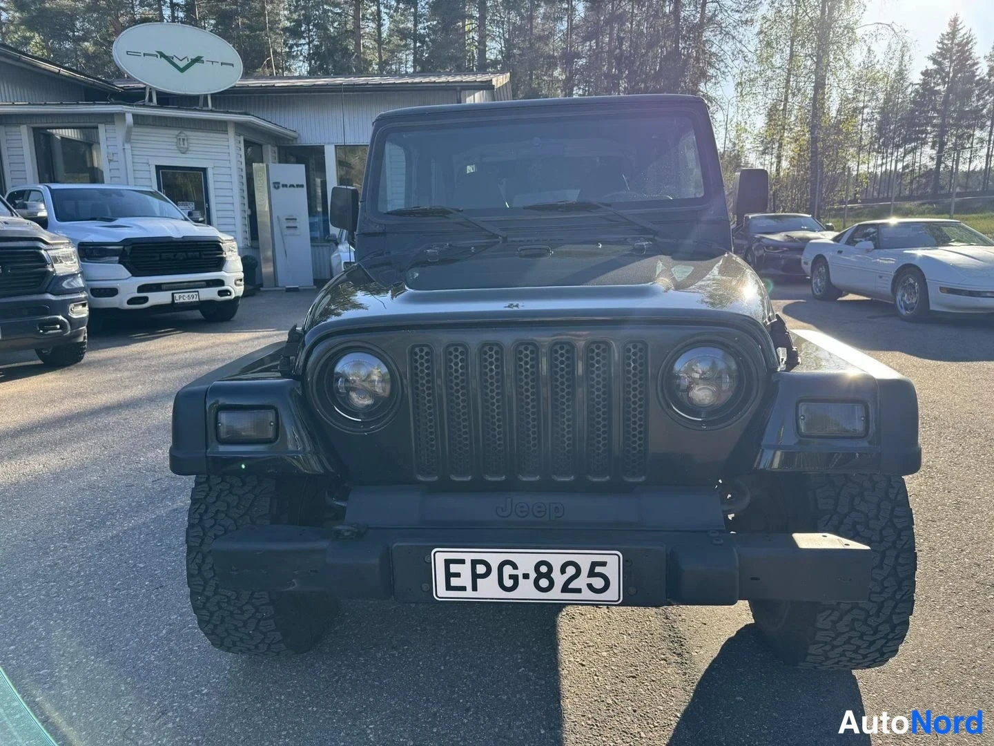 Musta Jeep Wrangler 2000, edestä, kuva 3