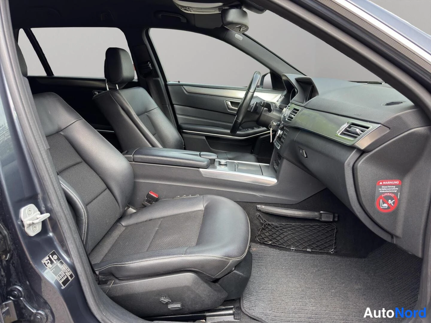 Harmaa Mercedes-Benz E 300 BlueTEC 2014, ohjaamo, kuva 10