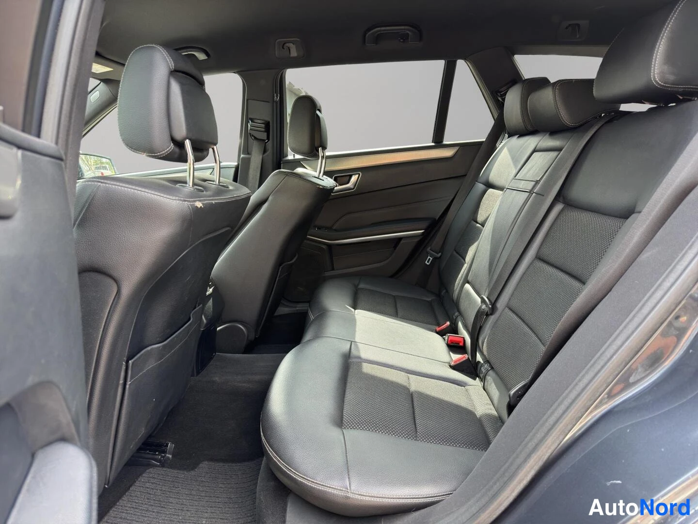 Harmaa Mercedes-Benz E 300 BlueTEC 2014, takaistuimet, kuva 12