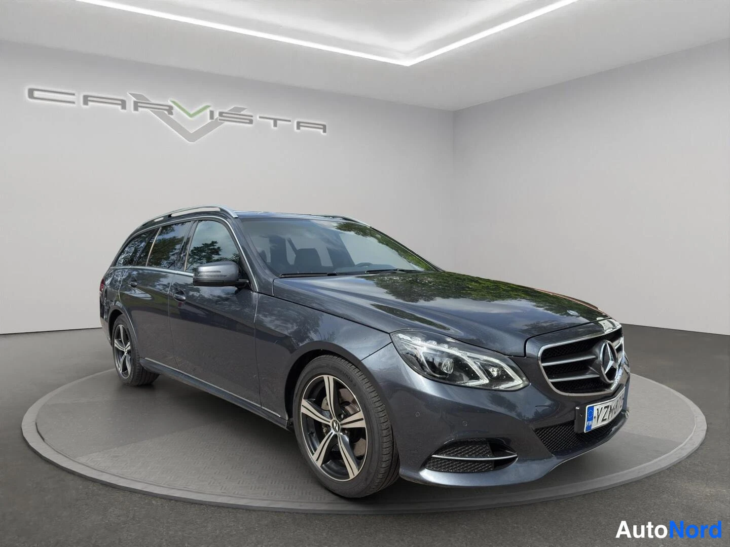 Harmaa Mercedes-Benz E 300 BlueTEC 2014, etuviisto, keula oikealle, kuva 2