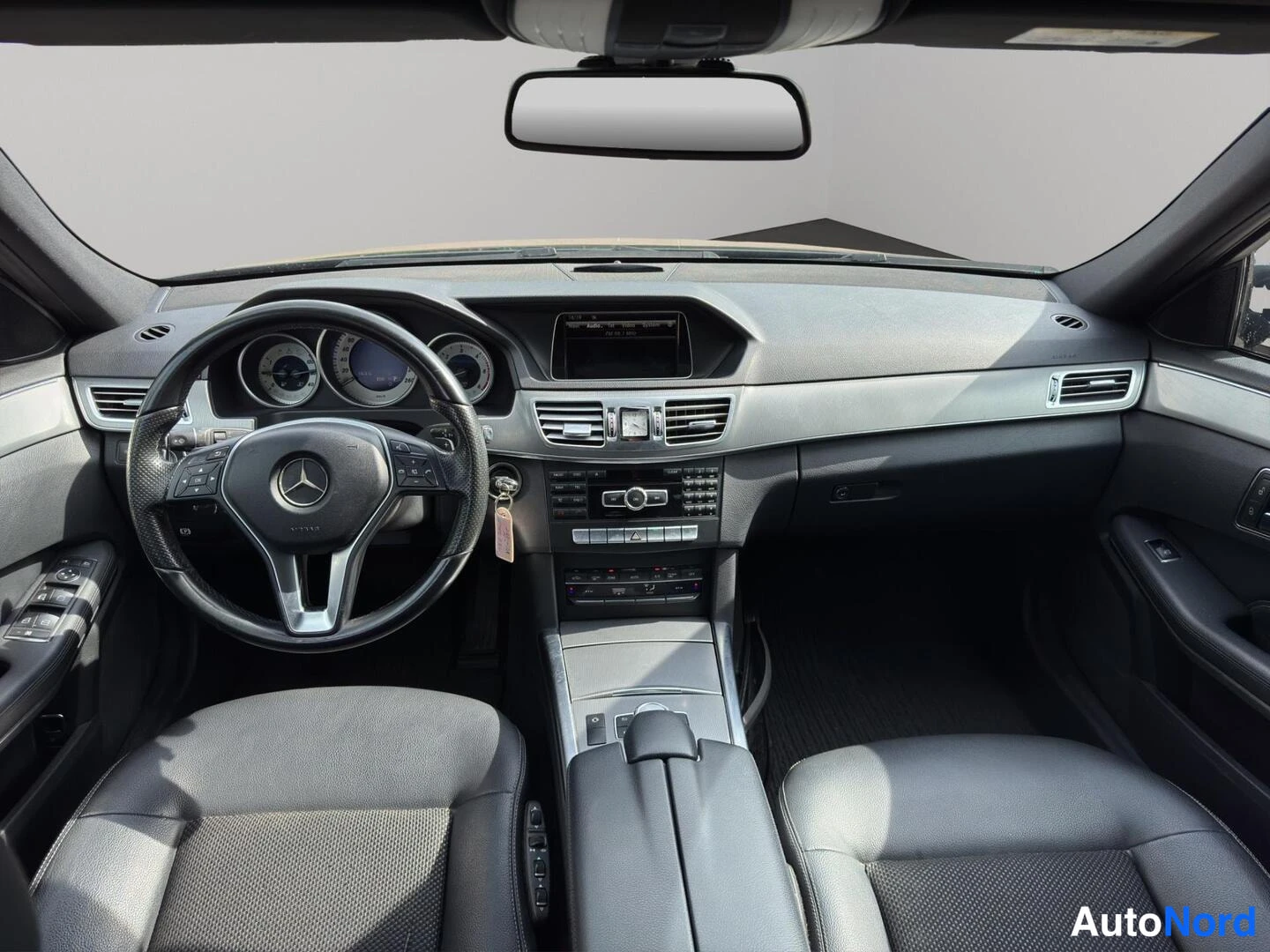 Harmaa Mercedes-Benz E 300 BlueTEC 2014, ohjaamo, kuva 11