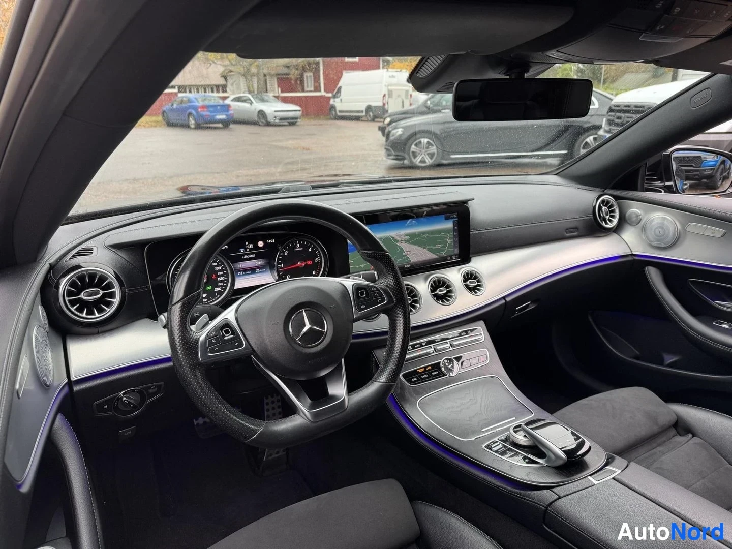 Musta Mercedes-Benz E 220 d 2018, ohjaamo, kuva 9