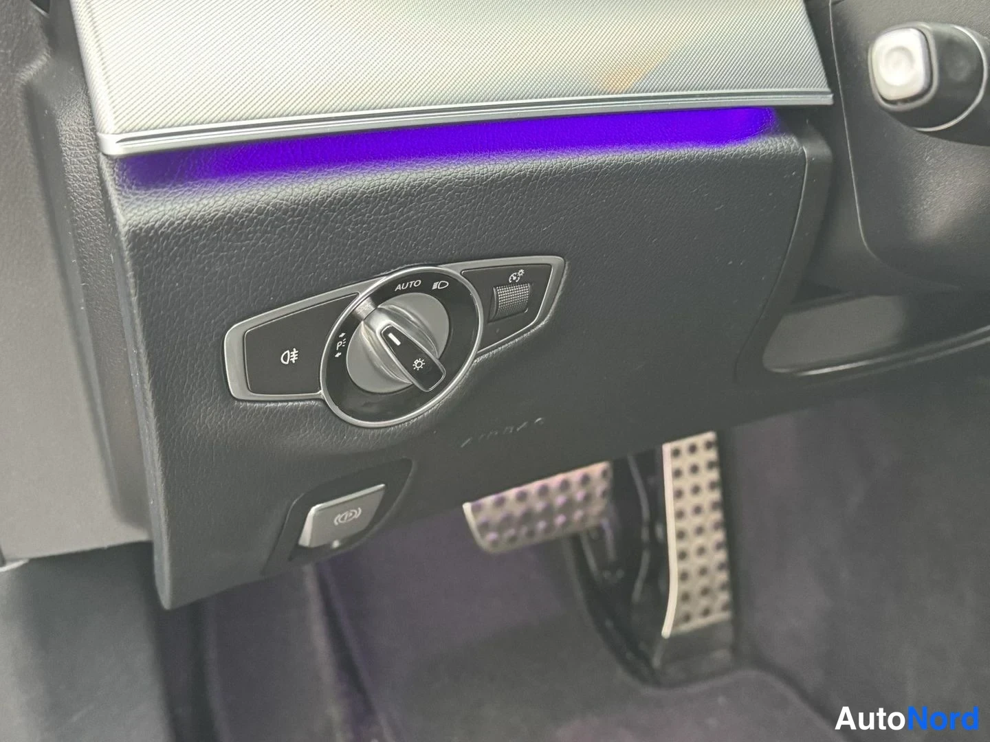 Musta Mercedes-Benz E 220 d 2018, yksityiskohta, kuva 16