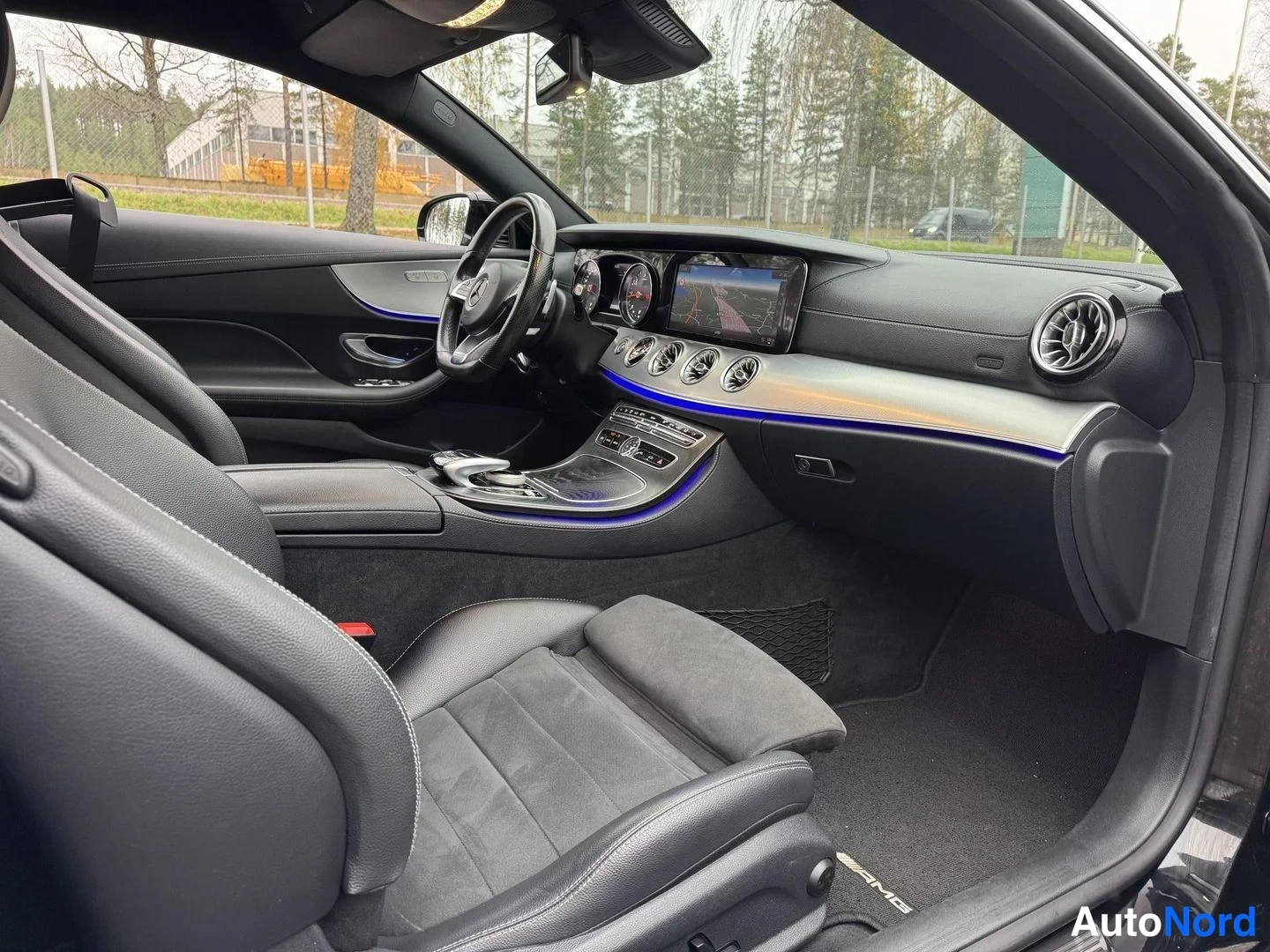 Musta Mercedes-Benz E 220 d 2018, ohjaamo, kuva 10