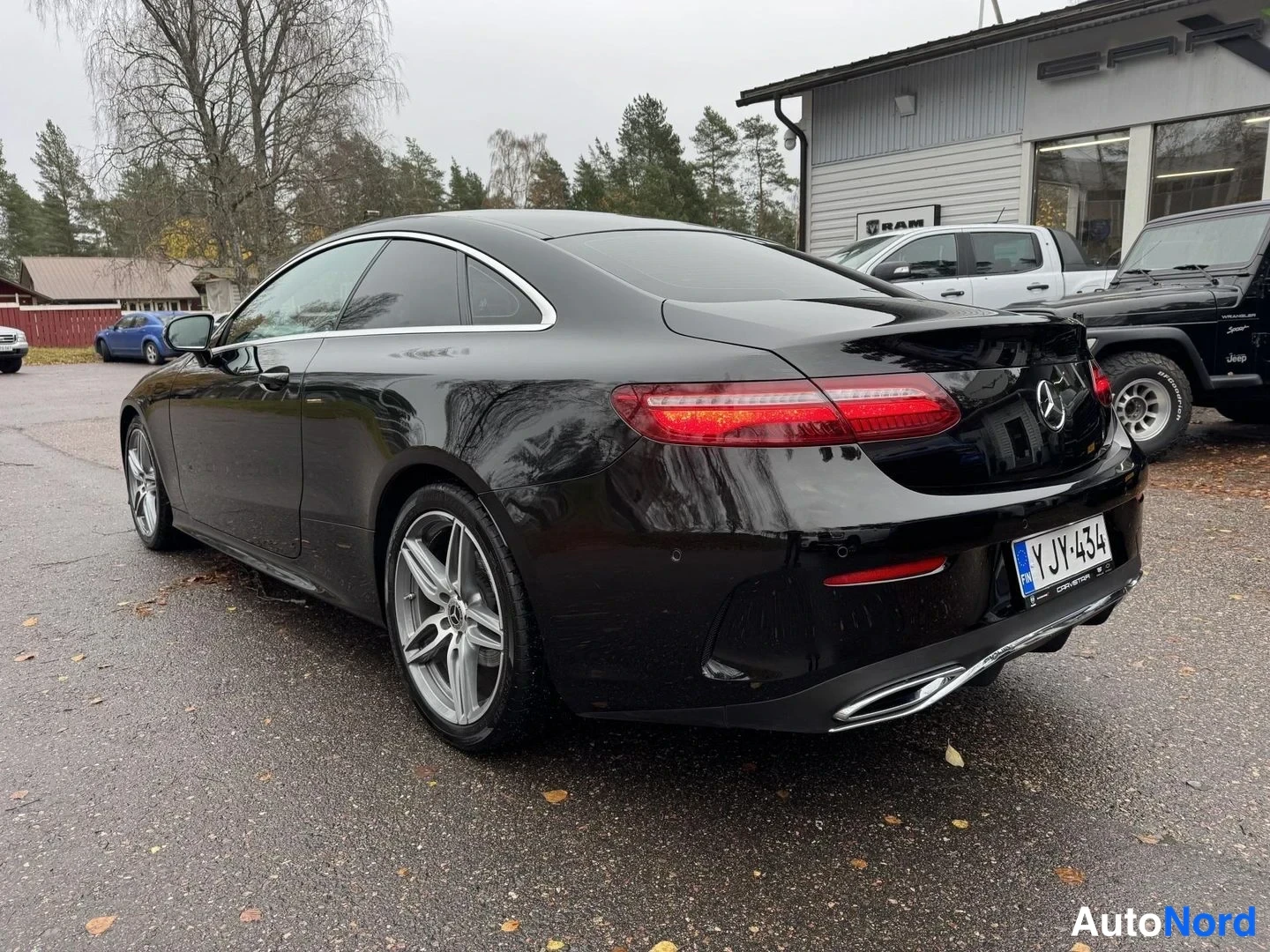 Musta Mercedes-Benz E 220 d 2018, takaviisto, kuva 5