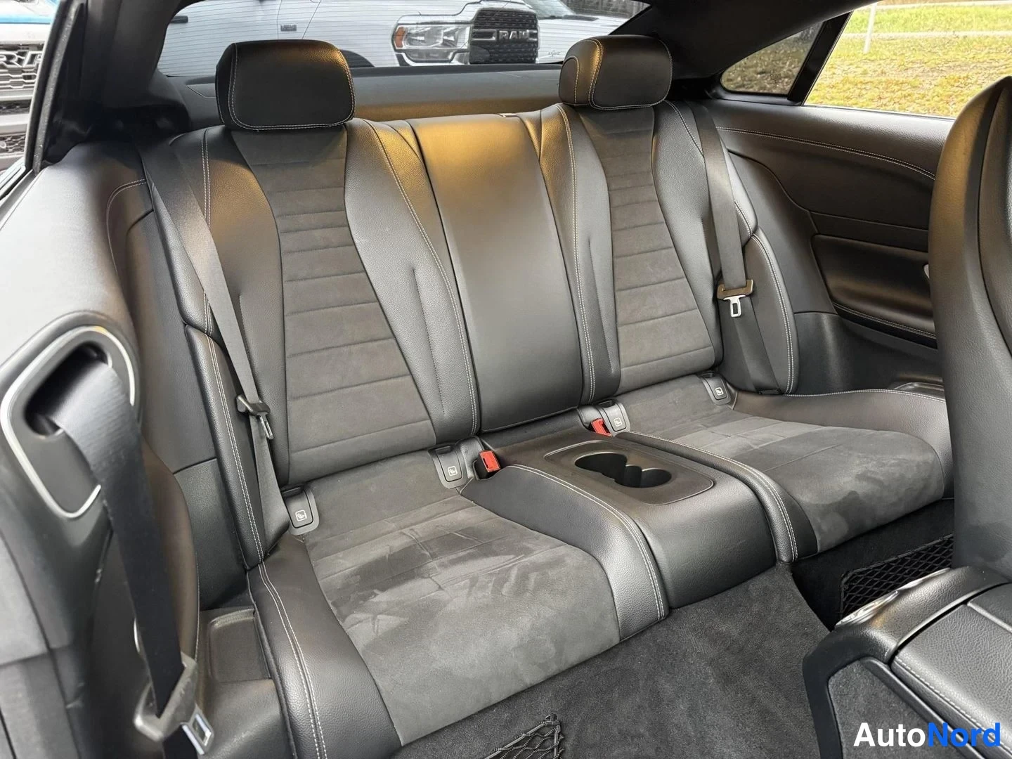 Musta Mercedes-Benz E 220 d 2018, takaistuimet, kuva 13