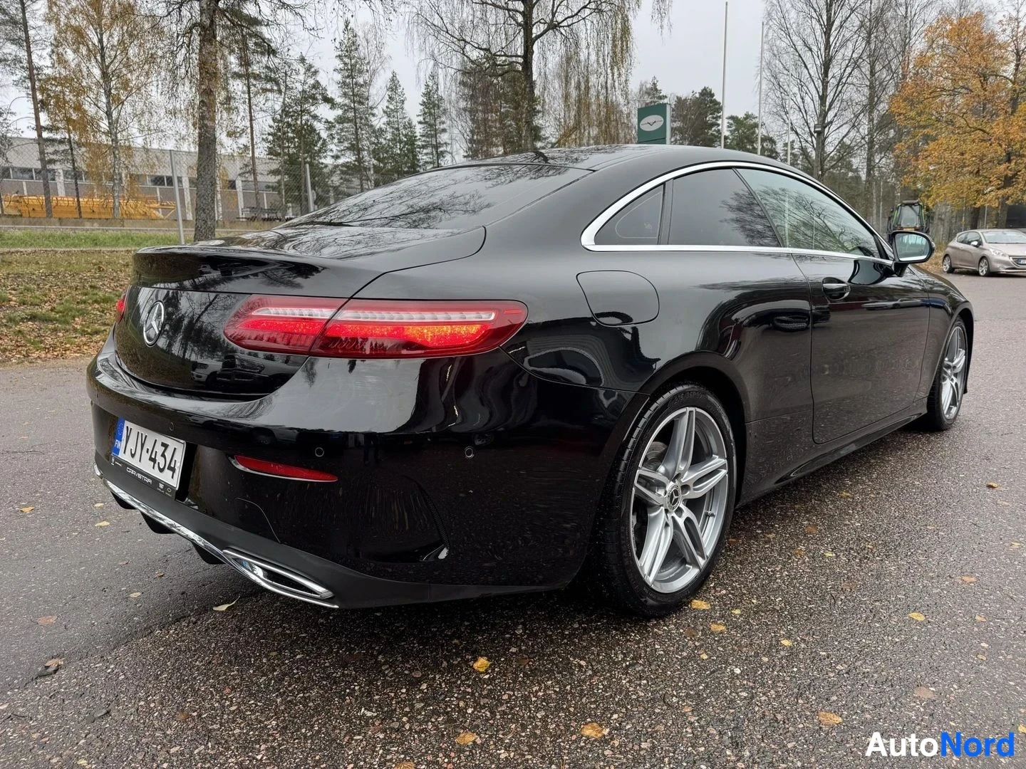 Musta Mercedes-Benz E 220 d 2018, takaviisto, kuva 6