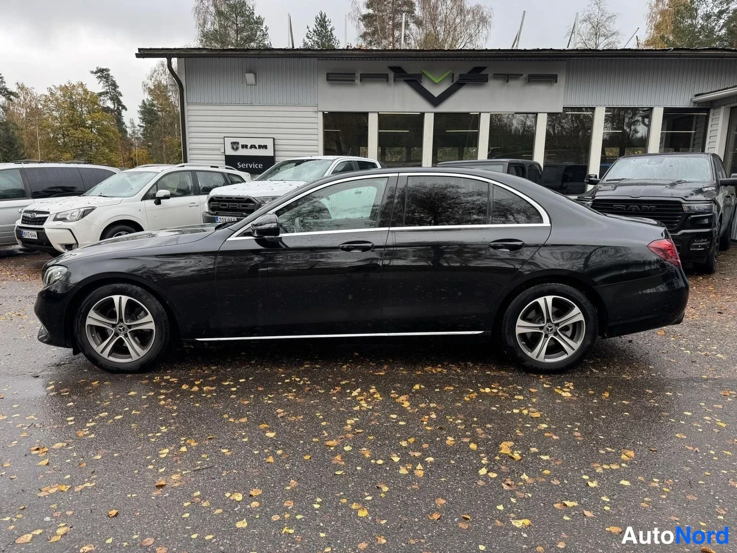 Musta Mercedes-Benz E 200 d 2019, sivulta, kuva 4