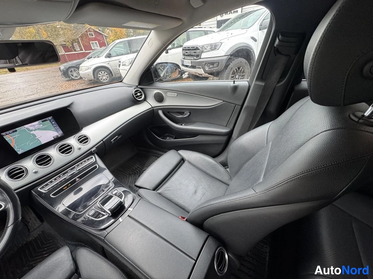 Musta Mercedes-Benz E 200 d 2019, ohjaamo, kuva 10