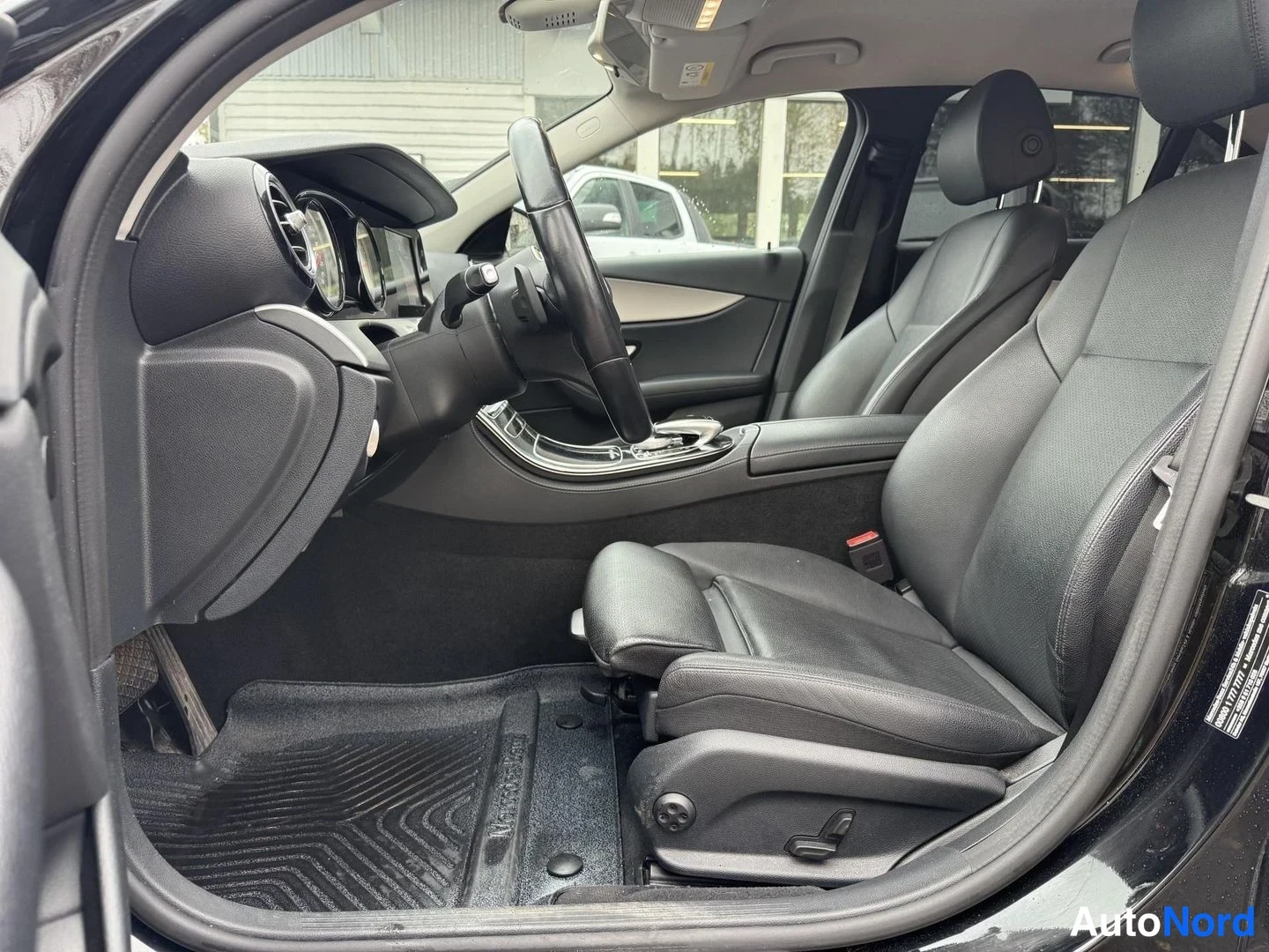 Musta Mercedes-Benz E 200 d 2019, etuistuimet, kuva 11