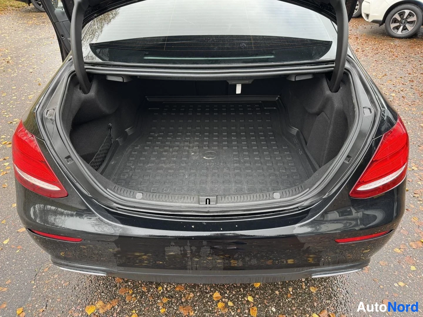 Musta Mercedes-Benz E 200 d 2019, tavaratila, kuva 13
