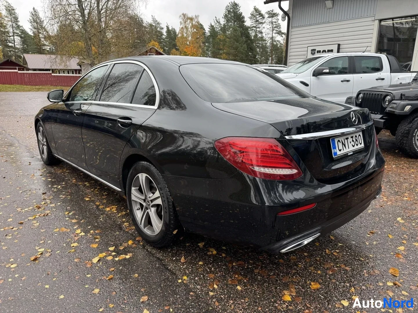 Musta Mercedes-Benz E 200 d 2019, takaviisto, kuva 6