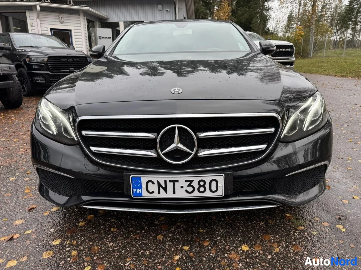 Musta Mercedes-Benz E 200 d 2019, edestä, kuva 3