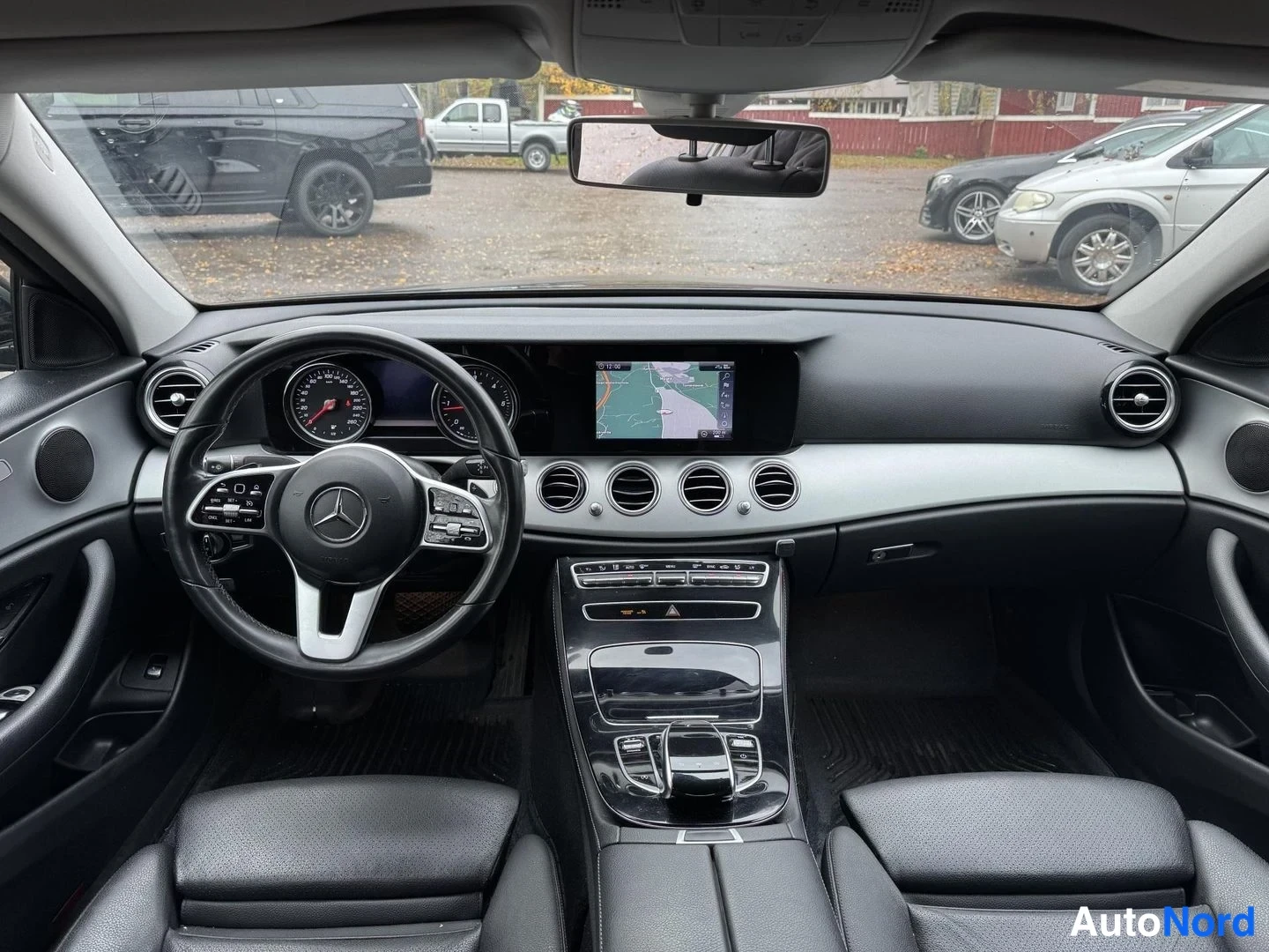 Musta Mercedes-Benz E 200 d 2019, ohjaamo, kuva 8