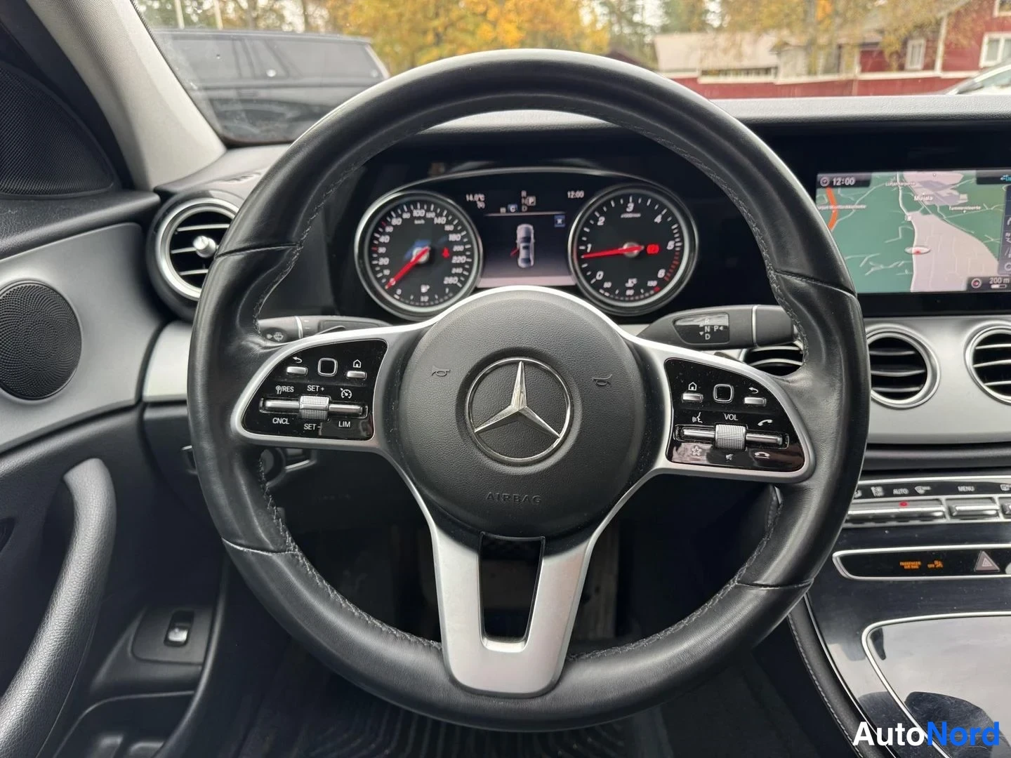 Musta Mercedes-Benz E 200 d 2019, ohjaamo, kuva 9