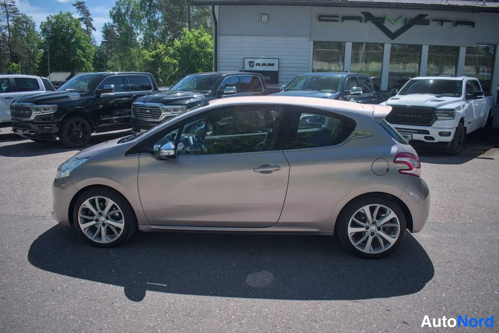 Harmaa Peugeot 208 2012, sivulta, kuva 4