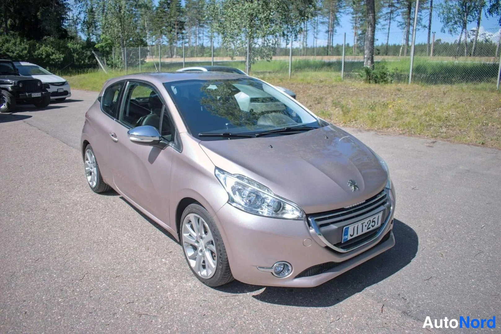 Harmaa Peugeot 208 2012, etuviisto, keula oikealle, kuva 2