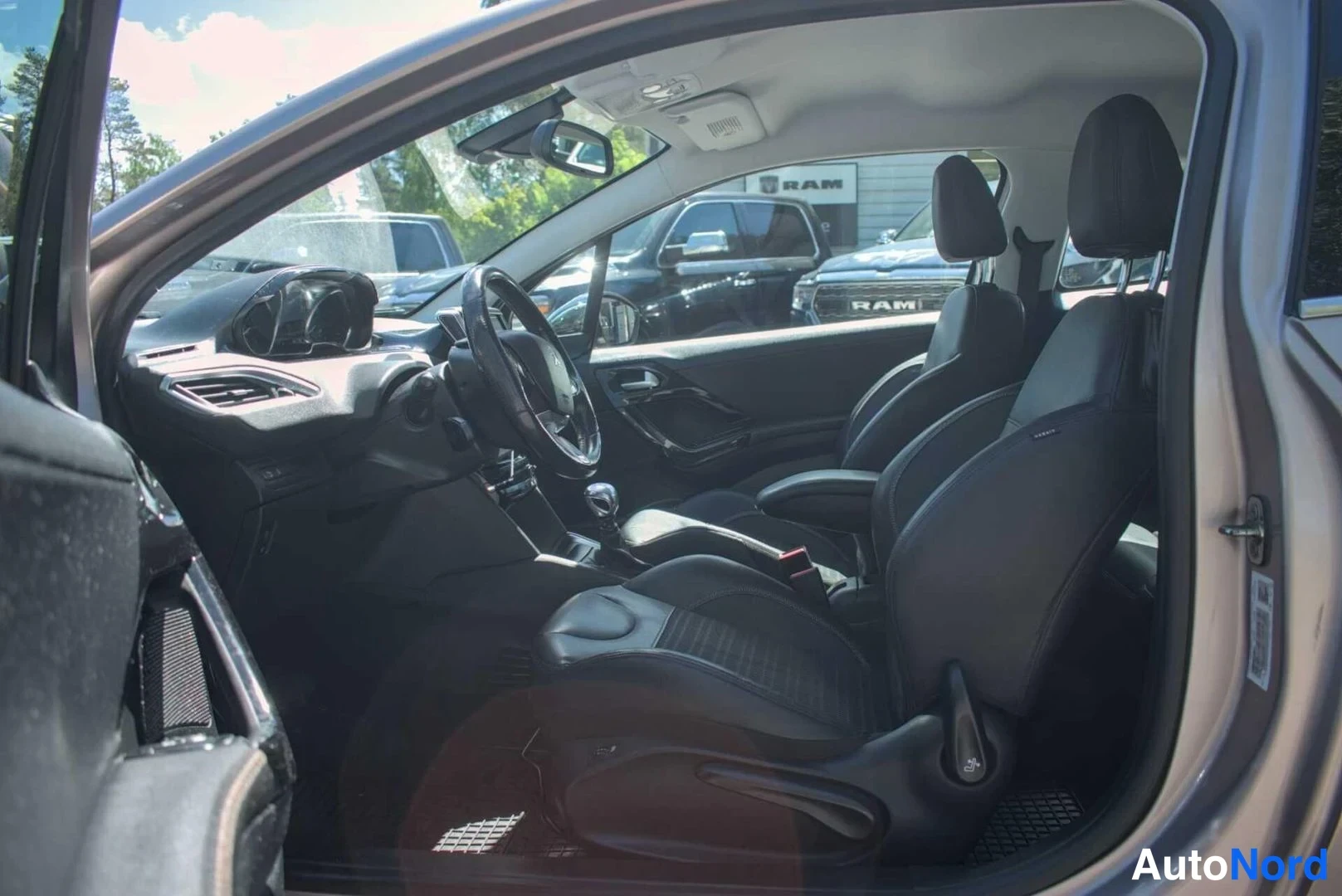 Harmaa Peugeot 208 2012, ohjaamo, kuva 9