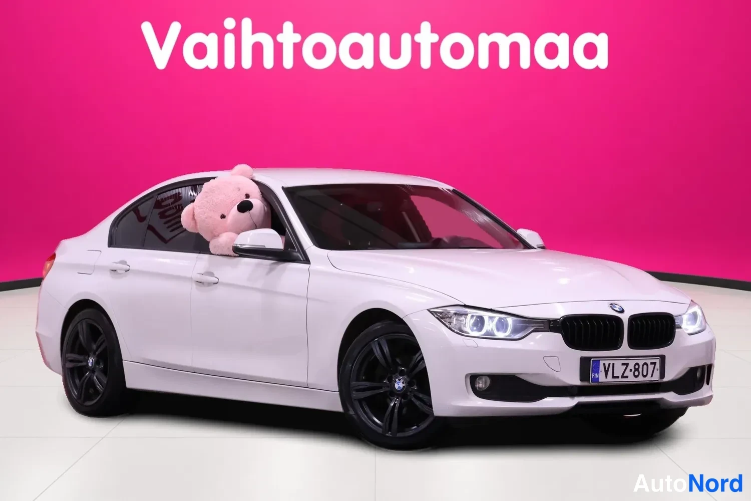 Valkoinen BMW 316i 2013, etuviisto, keula oikealle, kuva 3