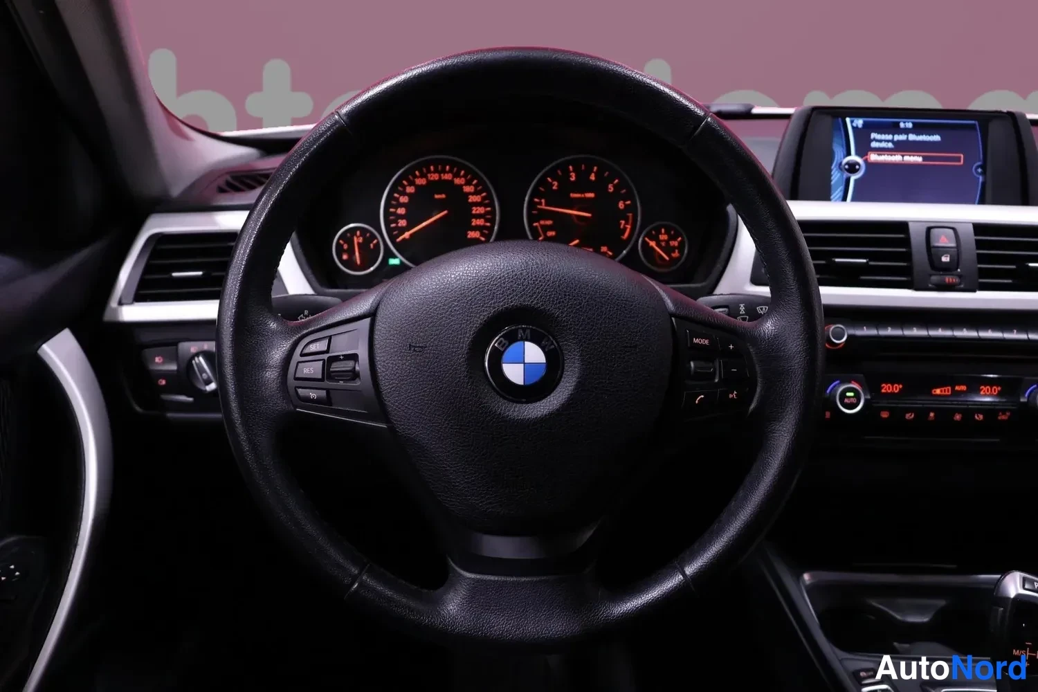 Valkoinen BMW 316i 2013, yksityiskohta, kuva 11