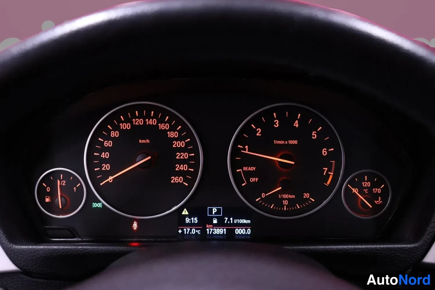 Valkoinen BMW 316i 2013, yksityiskohta, kuva 13