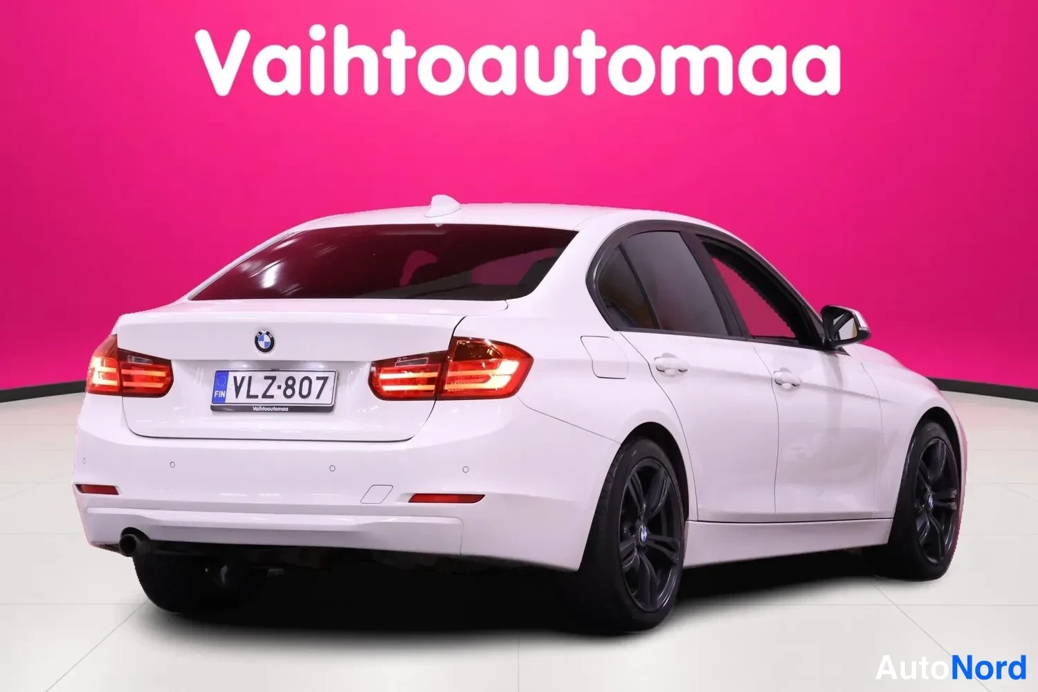 Valkoinen BMW 316i 2013, takaviisto, kuva 5