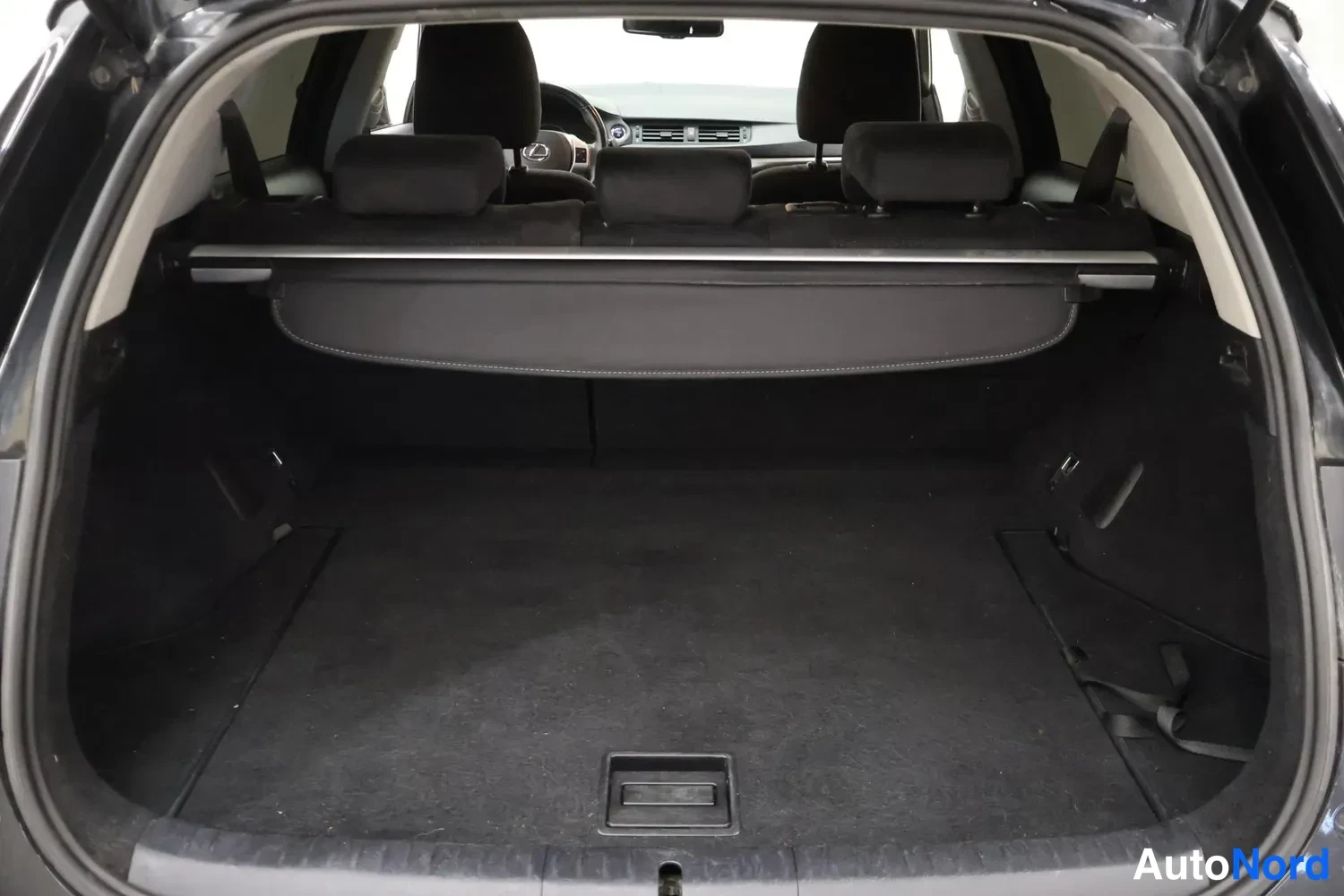 Musta Lexus CT 2013, tavaratila, kuva 12