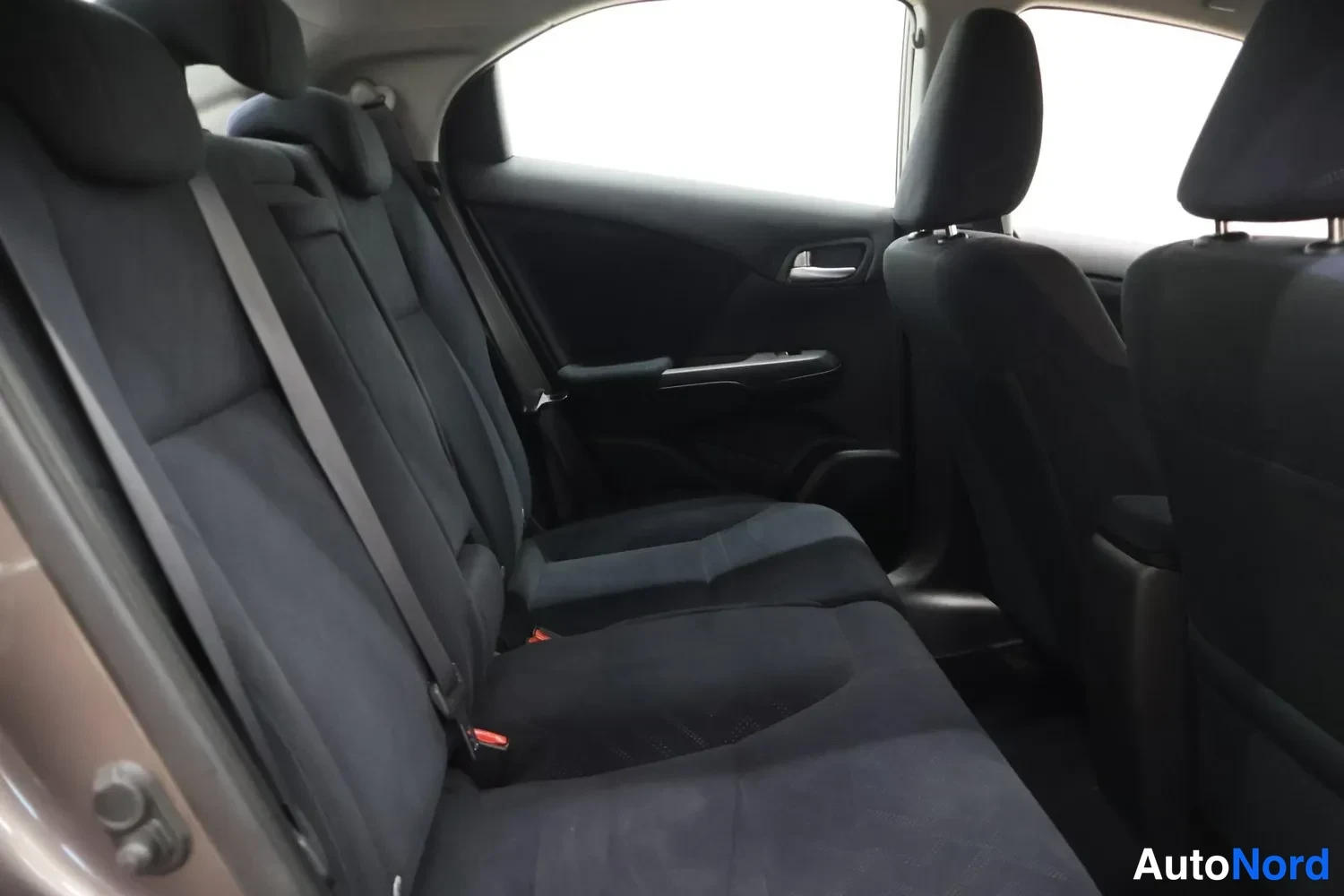 Ruskea Honda Civic 2013, takaistuimet, kuva 10
