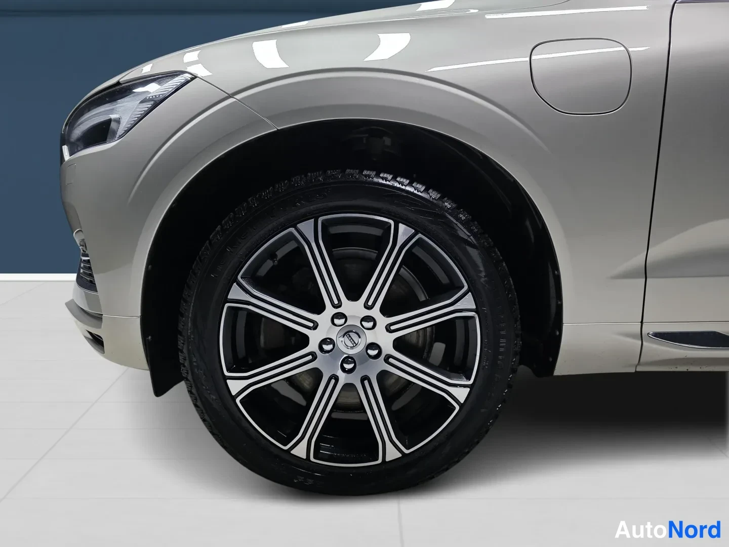 Brun Volvo XC60 2021, snett framifrån, fronten åt vänster, bild 2
