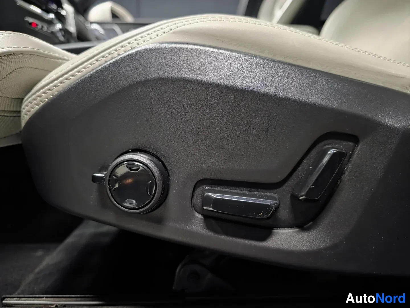 Brun Volvo XC60 2021, detalj, bild 21