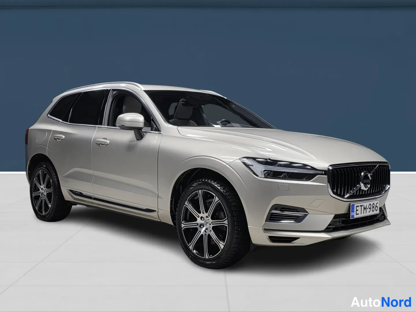 Brun Volvo XC60 2021, snett framifrån, fronten åt höger, bild 3