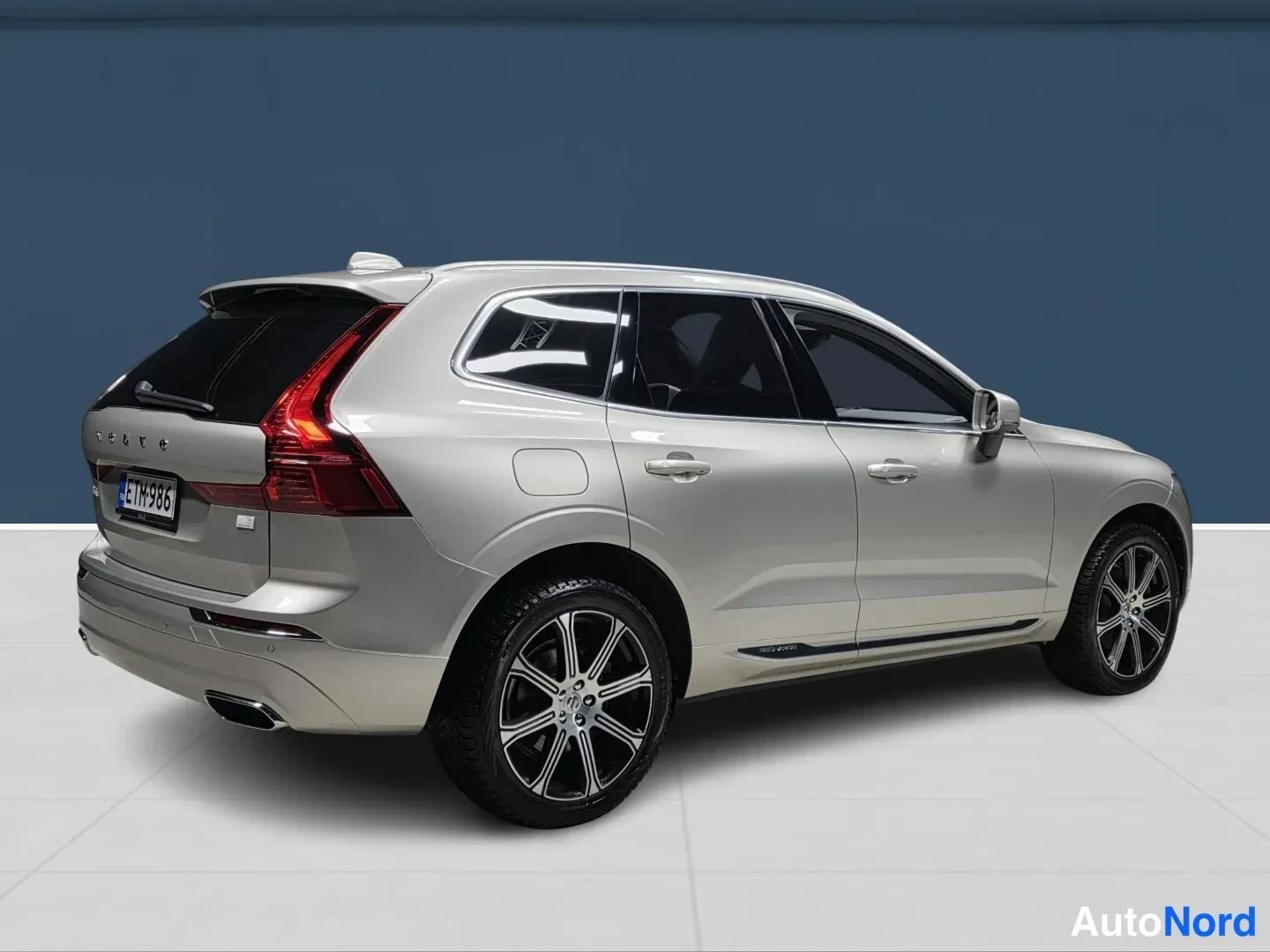 Brun Volvo XC60 2021, snett bakifrån, bild 6
