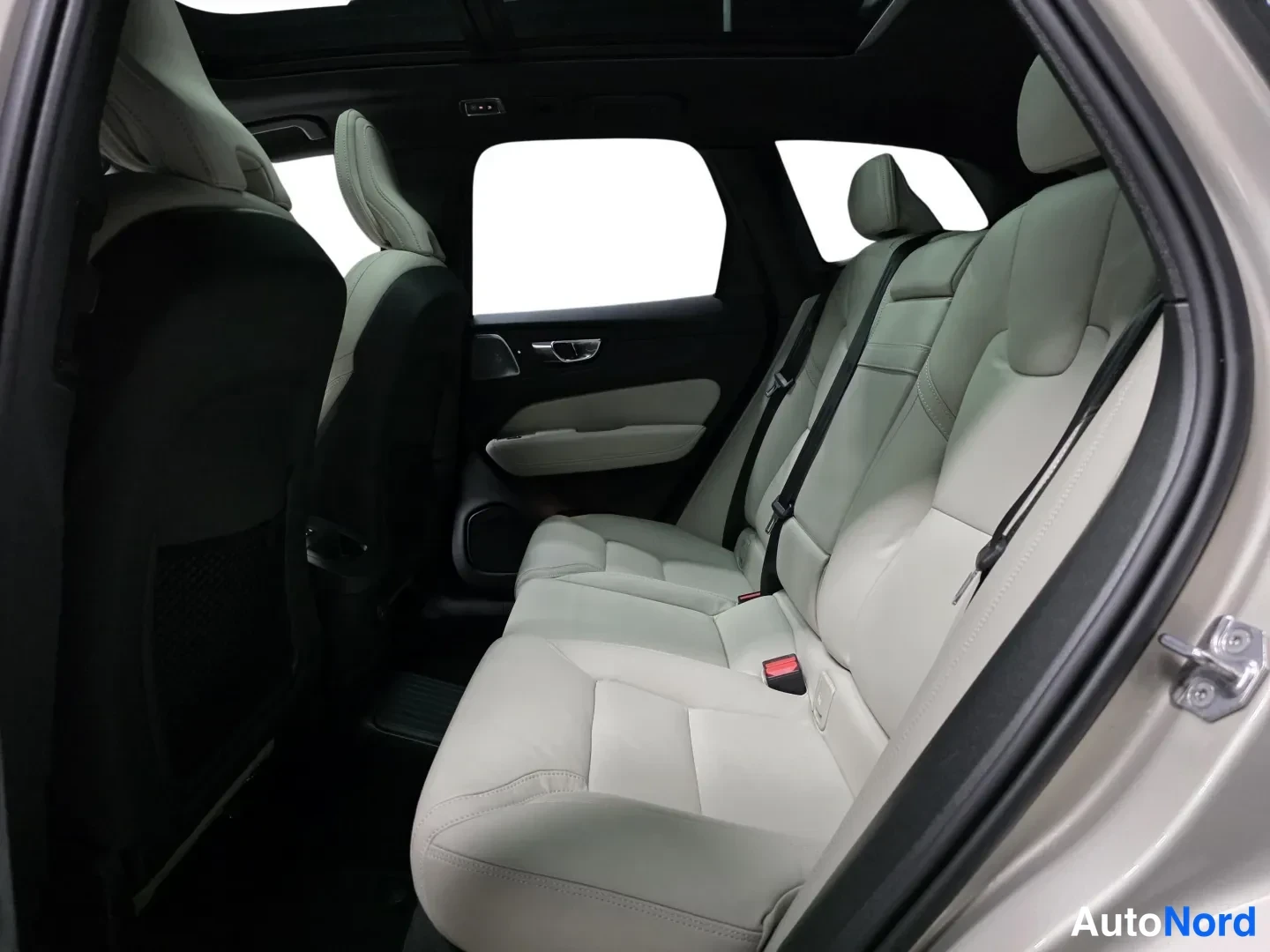 Brun Volvo XC60 2021, baksäten, bild 13