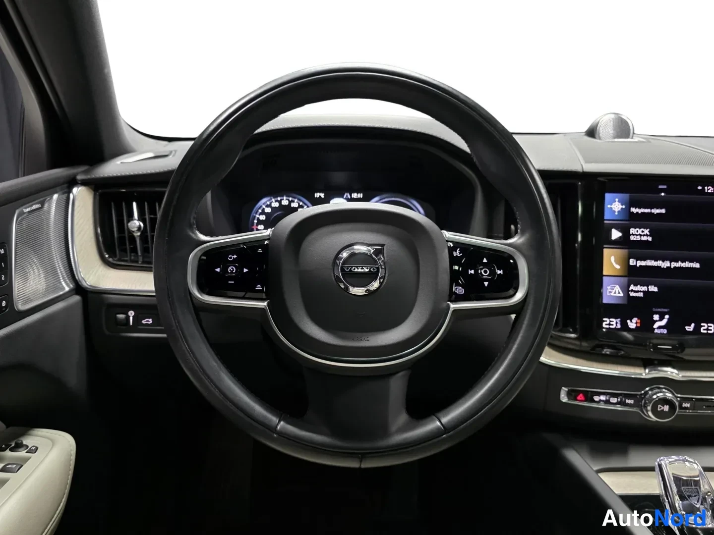 Brun Volvo XC60 2021, förarplats, bild 10
