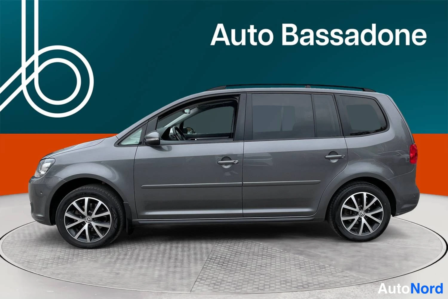 Harmaa Volkswagen Touran 2014, sivulta, kuva 4