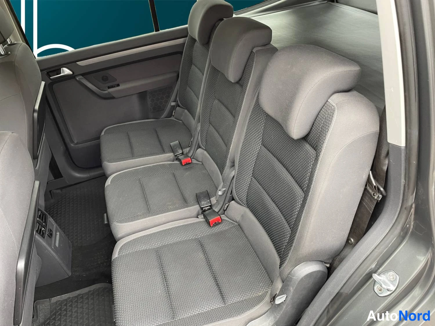 Harmaa Volkswagen Touran 2014, takaistuimet, kuva 12