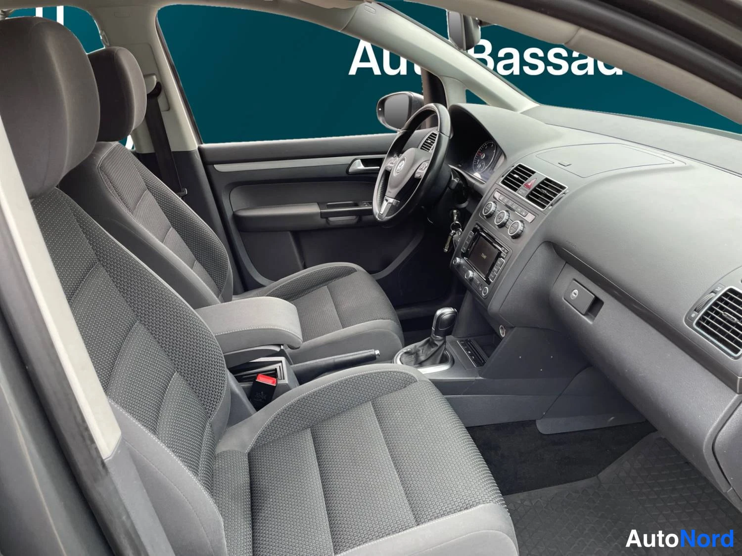 Harmaa Volkswagen Touran 2014, ohjaamo, kuva 10
