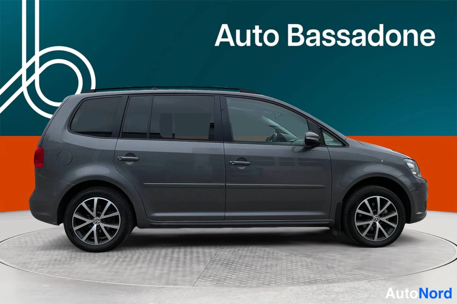 Harmaa Volkswagen Touran 2014, sivulta, kuva 5