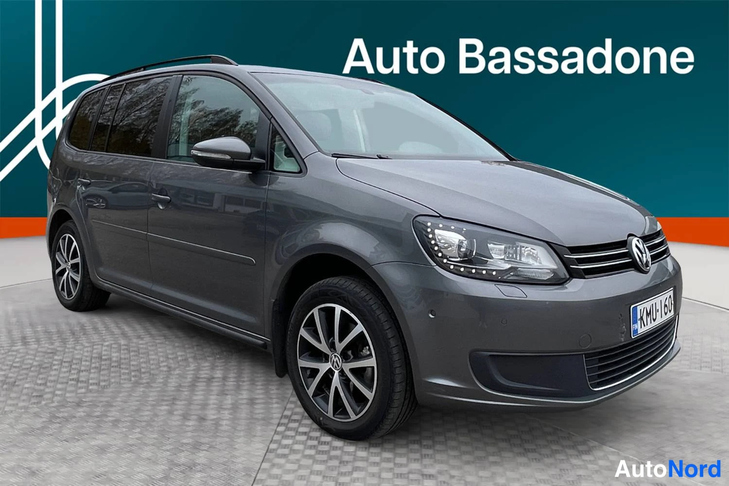 Harmaa Volkswagen Touran 2014, etuviisto, keula oikealle, kuva 2