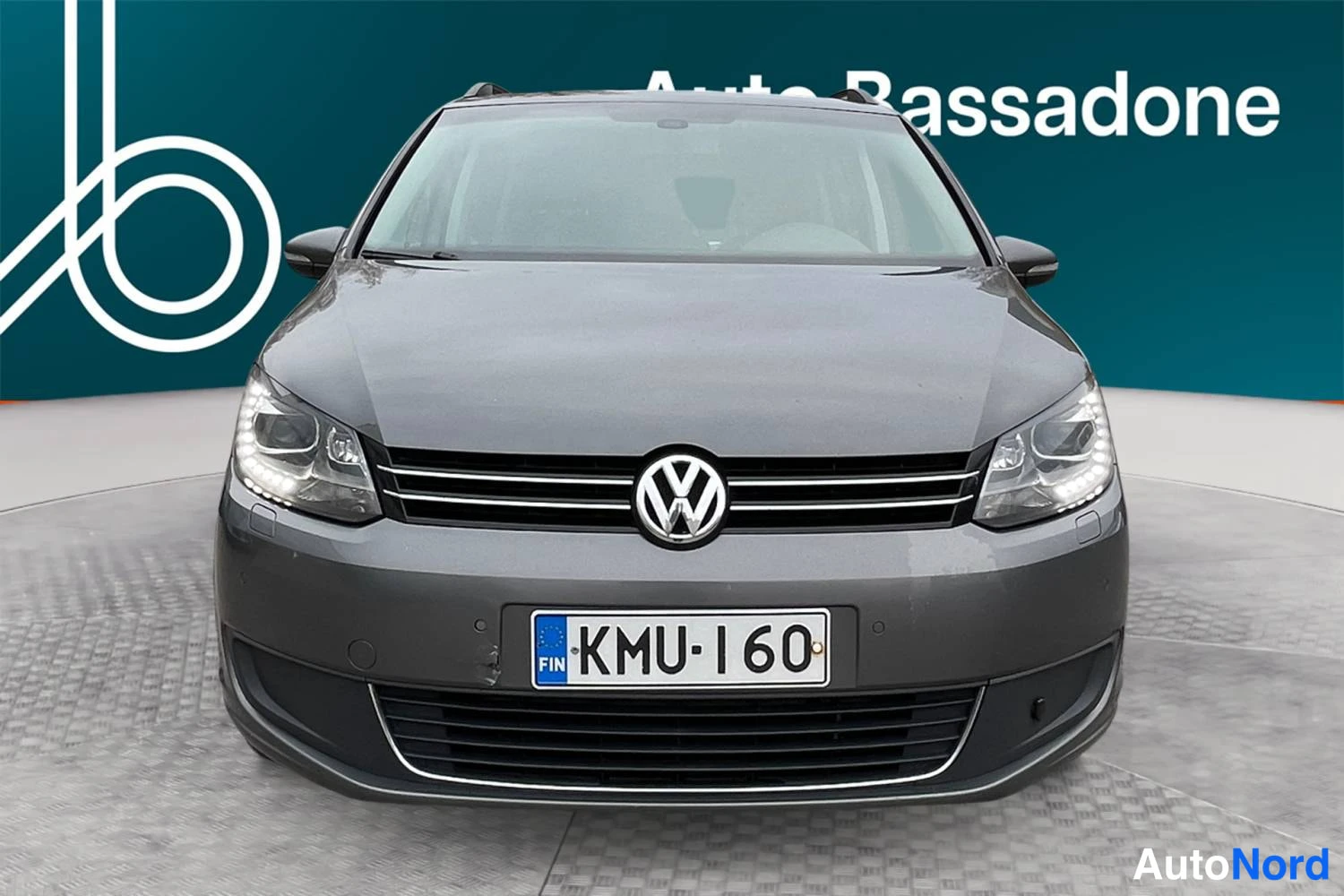 Harmaa Volkswagen Touran 2014, edestä, kuva 3