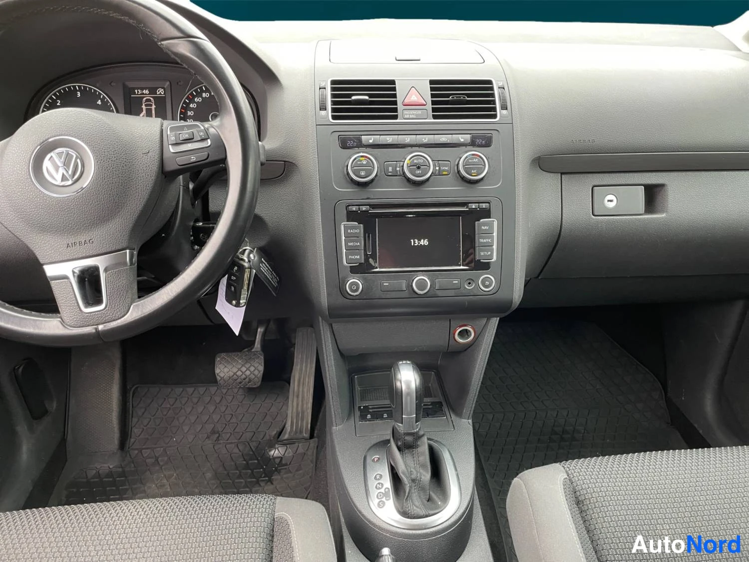 Harmaa Volkswagen Touran 2014, ohjaamo, kuva 9