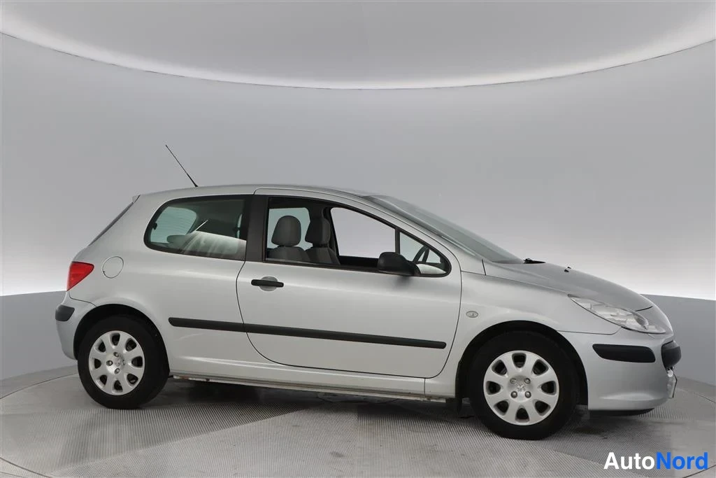 Grey Peugeot 307 2005, front three-quarter, nose to the right, photo 7