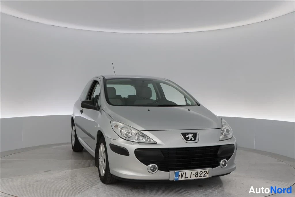 Grey Peugeot 307 2005, front three-quarter, nose to the left, photo 2