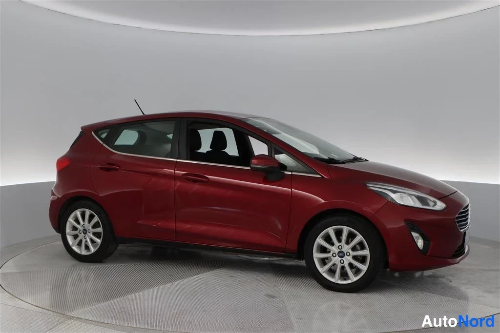 Red Ford Fiesta 2019, front three-quarter, nose to the right, photo 5