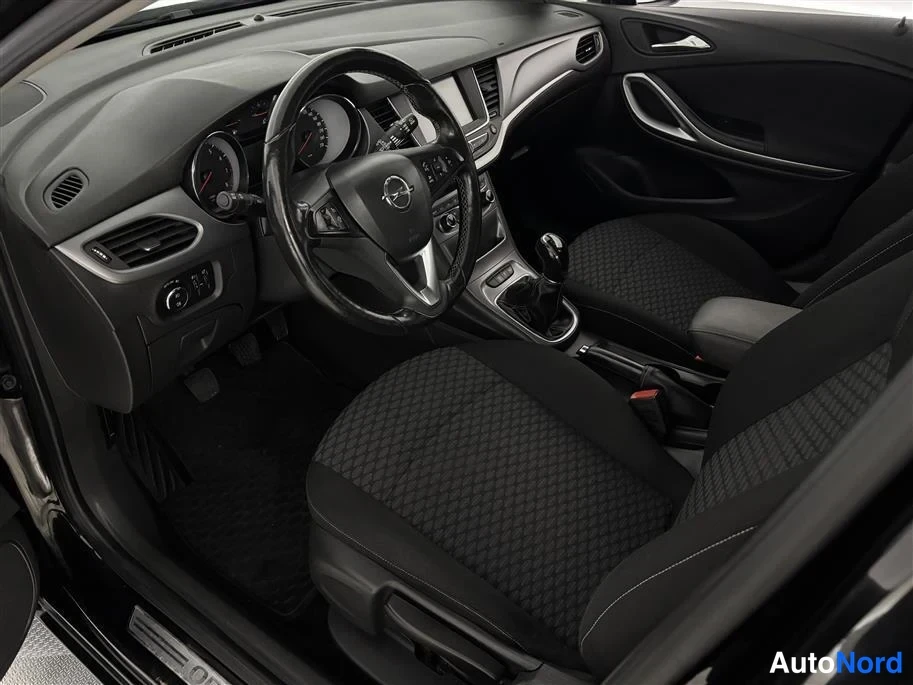 Black Opel Astra 2017, cockpit, photo 12