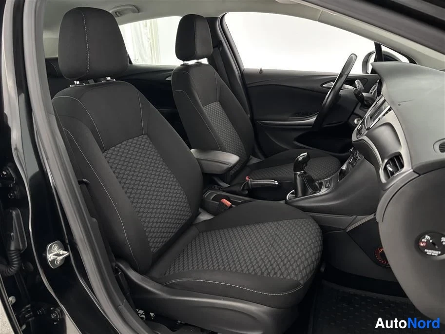 Black Opel Astra 2017, front seats, photo 16