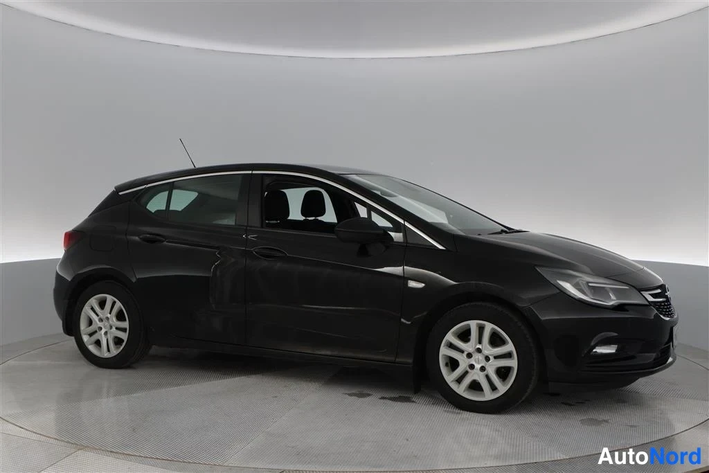 Black Opel Astra 2017, front three-quarter, nose to the right, photo 3