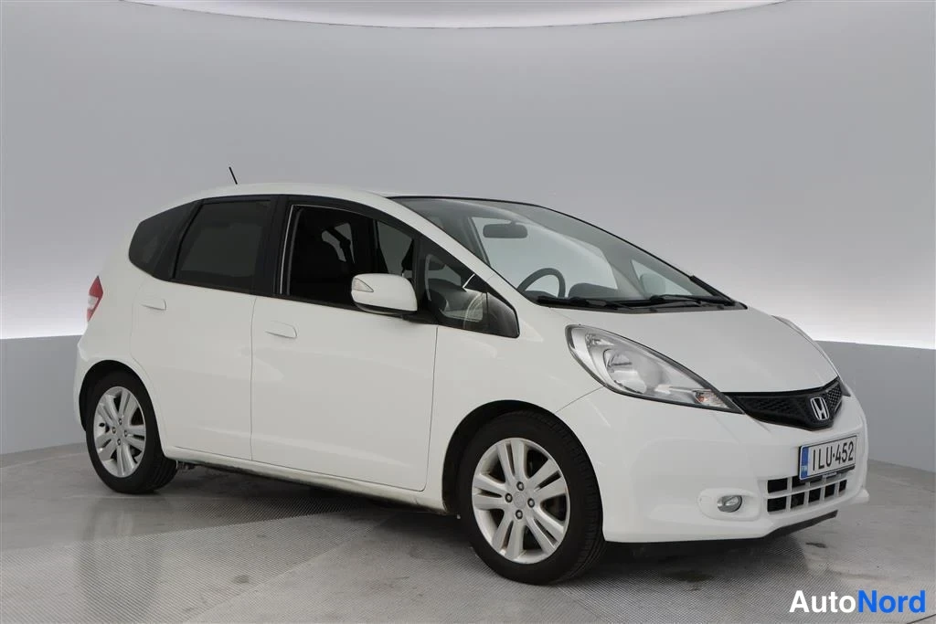 White Honda Jazz 2014, front three-quarter, nose to the right, photo 3