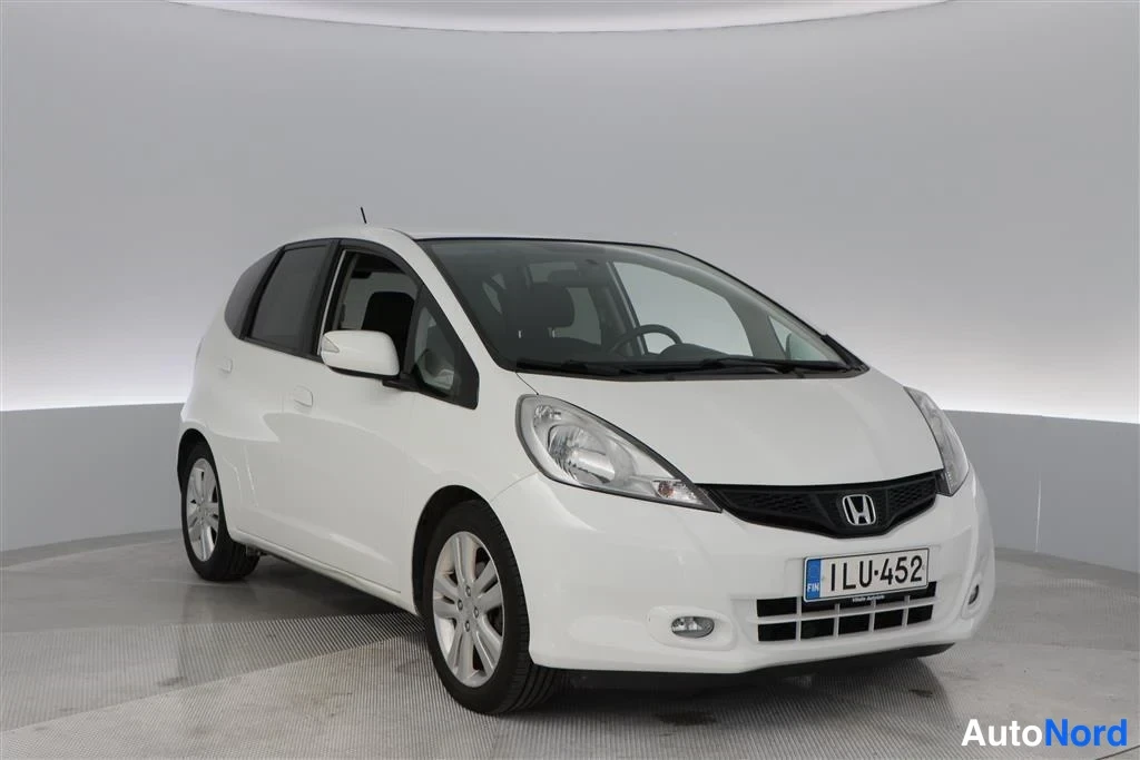 White Honda Jazz 2014, front three-quarter, nose to the right, photo 4