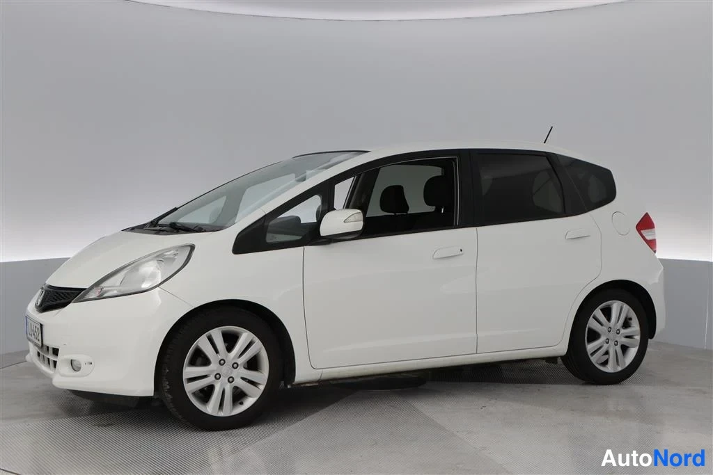 White Honda Jazz 2014, front three-quarter, nose to the left, photo 2
